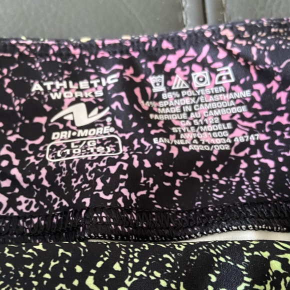 Leggings colour is pink green and black - Picture 2 of 3